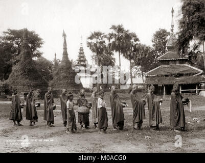 Prêtres bouddhistes la collecte de l'aumône, Birmanie, Myanmar, c.1890 Banque D'Images