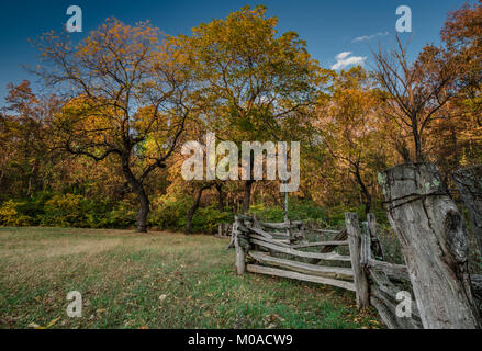 Paysage de montagnes des Appalaches dans la forêt avec des couleurs d'automne et clôture en bois au premier plan Banque D'Images