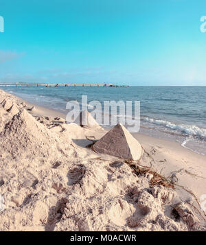 Châteaux de sable en forme de pyramides sur une plage de la mer Baltique, dans le Nord de l'Allemagne Banque D'Images