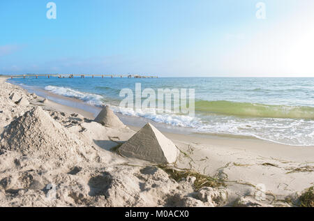 Châteaux de sable en forme de pyramides sur une plage de la mer Baltique, dans le Nord de l'Allemagne Banque D'Images