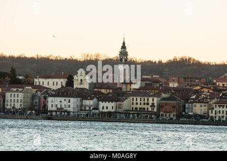 Au coucher du soleil au bord du lac, Lago Maggiore, Angera, Varèse, Lombardie, Italie Banque D'Images