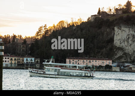 Au coucher du soleil au bord du lac, Lago Maggiore, Angera, Varèse, Lombardie, Italie Banque D'Images