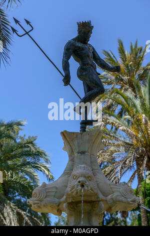 L'Alcazar de Séville, Espagne. Une statue de Neptune à la couronne d'une fontaine dans les jardins . Banque D'Images