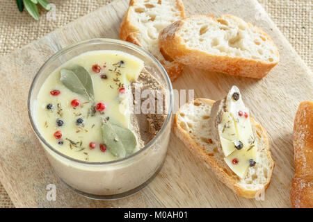 Close up de pâté de foie de poulet rustique pot de chambre. Banque D'Images
