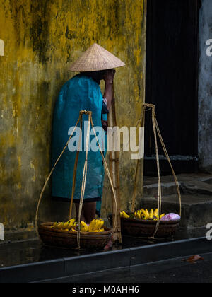 Vieille Femme vendant des bananes Banque D'Images