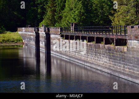 Le mur de barrage sur le Loch Arklet dans réservoir Glen Arklet dans les Highlands écossais, au Royaume-Uni. Hydro, Electric, Power Banque D'Images