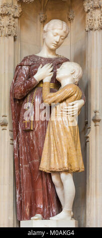 Paris, France - 18 septembre 2017 : La statue en marbre de sainte Françoise de Rome à l'Église Immaculée Conception, rue ferme par Joseph Swynnerton Banque D'Images