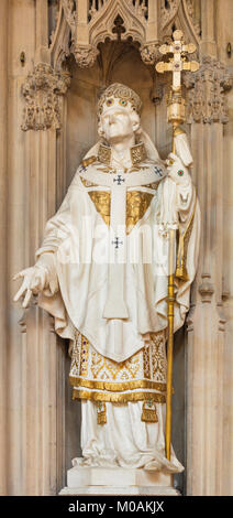 Paris, France - 18 septembre 2017 : La statue en marbre de saint Thomas de Canterbury à l'Église Immaculée Conception, Rue de la ferme. Banque D'Images