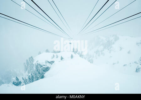 Des câbles du téléphérique pour descendre à Alba de Passo Fedala dans un blizzard, avec brouillard et de nuages réduisant la visibilité à presque zéro. Banque D'Images