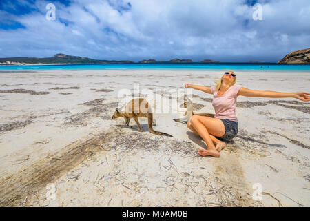 Femme avec les kangourous à Lucky Bay Banque D'Images