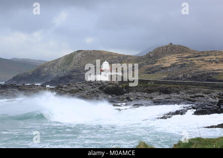 Grande tempête atlantique vagues se briser sur la côte de l'Irlande, l'île de valencia, façon sauvage de l'Atlantique, dans le comté de Kerry, Irlande Banque D'Images