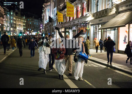 Londres, Royaume-Uni. 18 janvier, 2018. Les dévots de Krishna Hare du Temple Radha-Krishna chant dans Regent Street. Banque D'Images