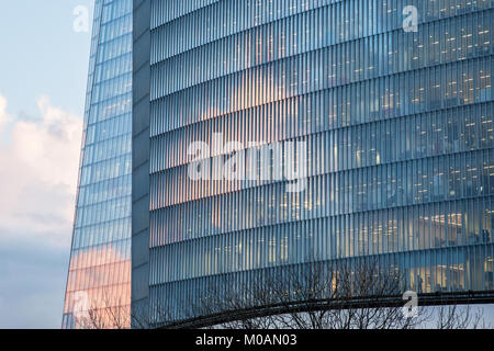 Londres, Royaume-Uni. 18 janvier, 2018. Teinté de rouge nuages reflétée dans un immeuble de bureaux peu avant le coucher du soleil à proximité de la station London Bridge. Banque D'Images