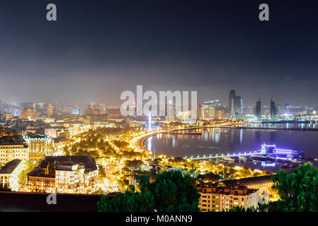 L'antenne de Bakou vue panoramique depuis les Martyrs Lane viewpoint Banque D'Images