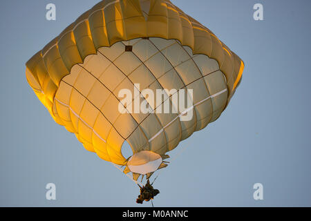 Un parachutiste de l'Armée américaine affecté à la 173e Bataillon de soutien de la Brigade, 173e Brigade aéroportée, descend sur Juliet Drop Zone à Pordenone, Italie au cours d'une opération aéroportée d'une 86e de l'US Air Force Air Wing C-130 Hercules, le 18 janvier 2018. Banque D'Images