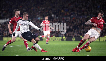 Derby County's Matej Vydra tire au but lors de la finale du championnat à Sky Bet, Derby Pride Park. Banque D'Images