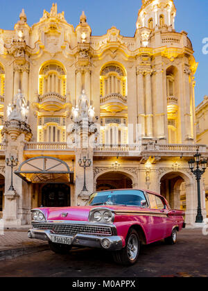 La Havane, Cuba, 21 Nov 2017 - 1950 American Classic Ford Galaxie rouge garée en face de l'Opéra de La Havane Banque D'Images