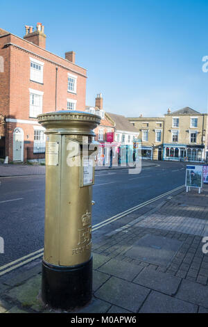 Une boite aux lettres à Lymington High Street, peint en or pour célébrer Ben Ainslie, médaillé d'or aux Jeux Olympiques de 2012 à Londres Banque D'Images