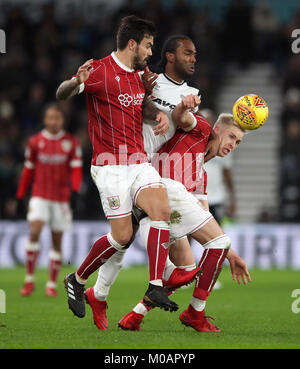 Bristol City's Marlon Pack (à gauche) batailles pour la balle avec Bristol City's Cameron Jerome et Bristol City's Hordur Bjorgvin Magnusson (à droite) au cours de la Sky Bet Championship match à Pride Park, Derby. Banque D'Images