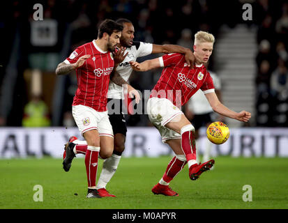 Bristol City's Marlon Pack (à gauche) batailles pour la balle avec Bristol City's Cameron Jerome et Bristol City's Hordur Bjorgvin Magnusson (à droite) au cours de la Sky Bet Championship match à Pride Park, Derby. Banque D'Images