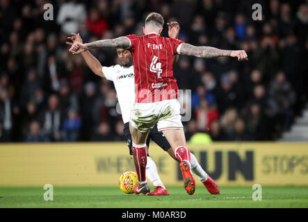 Derby County's Cameron Jerome (à gauche) descend à l'intérieur de la boîte à la suite d'une lutte contre la ville de Bristol Aden Silex, mais aucune peine n'est donné, au cours de la Sky Bet Championship match à Pride Park, Derby. Banque D'Images