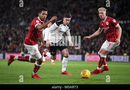 Tom Lawrence du comté de Derby (au centre) pendant le match du championnat Sky Bet à Pride Park, Derby. APPUYEZ SUR ASSOCIATION photo. Date de la photo: Vendredi 19 janvier 2018. Voir PA Story FOOTBALL Derby. Le crédit photo devrait se lire comme suit : Nick Potts/PA Wire. RESTRICTIONS : aucune utilisation avec des fichiers audio, vidéo, données, listes de présentoirs, logos de clubs/ligue ou services « en direct » non autorisés. Utilisation en ligne limitée à 75 images, pas d'émulation vidéo. Aucune utilisation dans les Paris, les jeux ou les publications de club/ligue/joueur unique. Banque D'Images