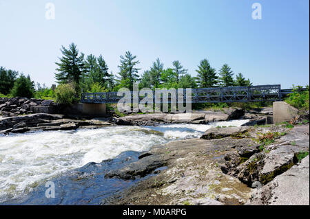 Ce pont Bailey est le seul lien terrestre de la réserve de la Première nation de Dokis Banque D'Images