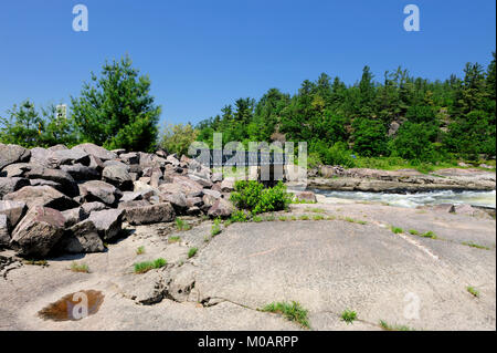 Ce pont Bailey est le seul lien terrestre de la réserve de la Première nation de Dokis Banque D'Images