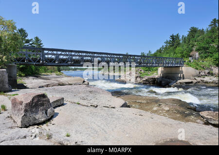 Ce pont Bailey est le seul lien terrestre de la réserve de la Première nation de Dokis Banque D'Images