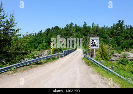 Ce pont Bailey est le seul lien terrestre de la réserve de la Première nation de Dokis Banque D'Images