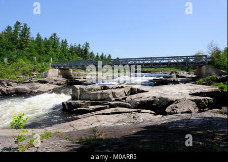 Ce pont Bailey est le seul lien terrestre de la réserve de la Première nation de Dokis Banque D'Images