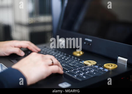 Concept d'entreprise : cryptocurrency la fièvre. , Bitcoin litecoin ethereum sur PC, pièces d'or, les opérations cryptocurrency Banque D'Images