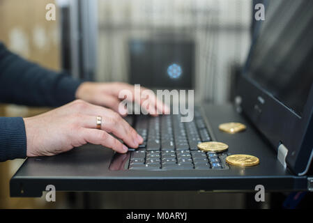 Concept d'entreprise : cryptocurrency la fièvre. , Bitcoin litecoin ethereum sur PC, pièces d'or, les opérations cryptocurrency Banque D'Images