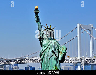 Pont en arc-en-ciel et statue de la liberté, Odaiba, Tokyo, Japon Banque D'Images