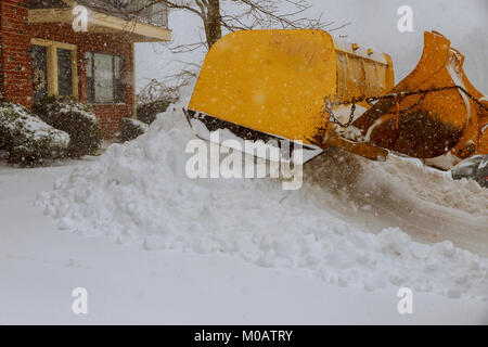 Enlever la neige d'une route en hiver l'enlèvement de la neige à partir de la rue. Banque D'Images