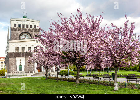 Le printemps à la place Jiriho z Podebrad avec l'église Vinohrady Prague, République Tchèque Banque D'Images