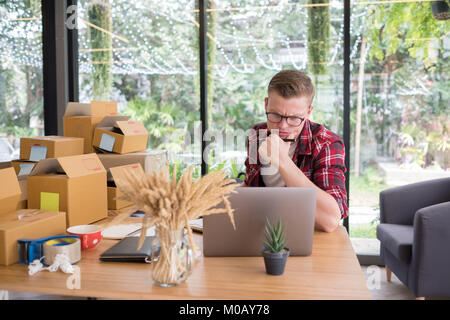 Propriétaire de petite entreprise de démarrage frustrés au travail travail. a souligné l'homme offres vendeur vérifier produit commander pour livraison au client. Vendre en ligne Banque D'Images