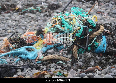 Enchevêtrement de filets de pêche, des cordes et des déchets plastiques sur Stony Beach à Port Logan, Dumfries and Galloway Banque D'Images