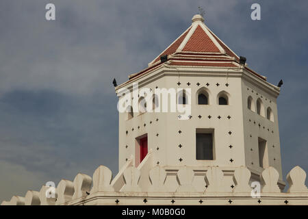 Pom Phra Sumen, un fort sur la rivière Chao Phraya, dans la vieille ville, Bangkok, Thaïlande Banque D'Images