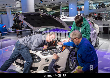 Detroit, Michigan - Travailleurs préparer une auto-expérimentation Ford Fusion de conduite pour l'affichage à la North American International Auto Show. Banque D'Images