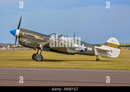 1943 P-40N Warhawk F-AZKU 'Petite Jeanne" taxying imagée dans à Duxford en 2011. Banque D'Images