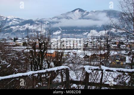 Avis de Zell am See, Schuttdorf district, en hiver. Zell am See, en Autriche, est une célèbre destination touristique et spa. L'Europe. Banque D'Images