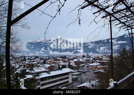 Avis de Zell am See, Schuttdorf district, en hiver. Zell am See, en Autriche, est une célèbre destination touristique et spa. L'Europe. Banque D'Images