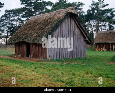 Village expérimental construit sur le site de fouilles d'un hameau médiéval à utiliser 420-650 par les familles qui ont émigré de l'Allemagne ou la Hollande. Banque D'Images