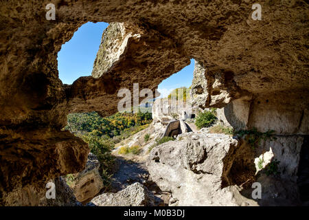 Ruines de cave-city Chufut-Kale proche de Bakhtchyssaraï, Crimée Banque D'Images