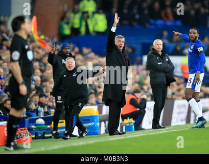 Gestionnaire d'Everton Sam Allardyce (centre) et sous-Sammy Lee (à gauche) l'appel de la ligne de touche lors de la Premier League match à Goodison Park, Liverpool. Banque D'Images