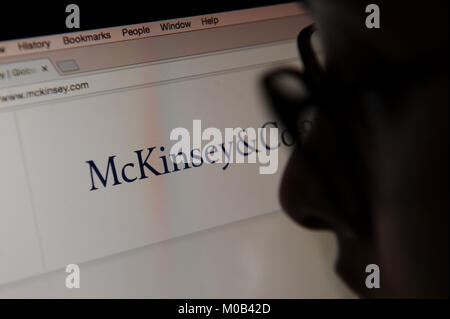 Une femme regarde le site web de McKinsey & Company. Banque D'Images