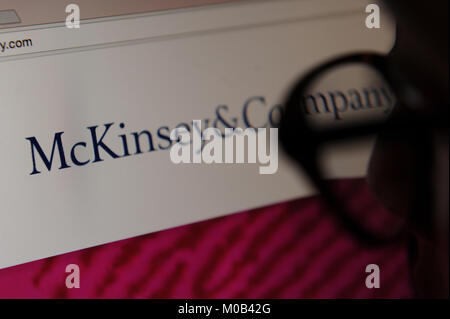 Une femme regarde le site web de McKinsey & Company. Banque D'Images