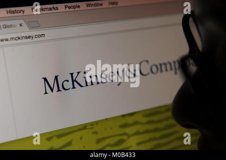 Une femme regarde le site web de McKinsey & Company. Banque D'Images