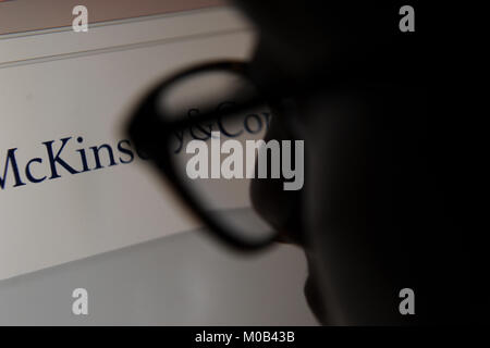 Une femme regarde le site web de McKinsey & Company. Banque D'Images